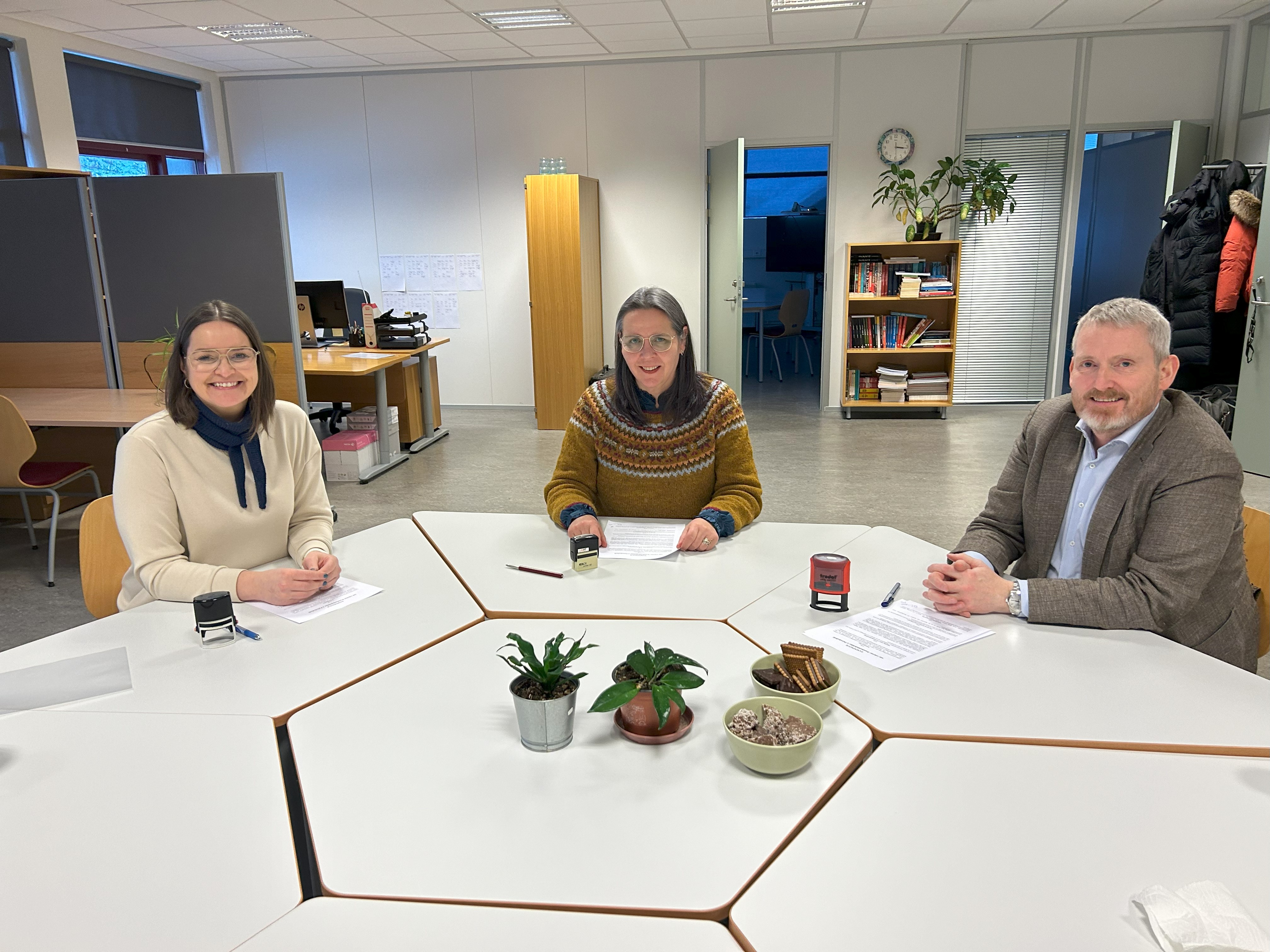 Samningur vegna Framhaldsdeildar á Patreksfirði undirritaður