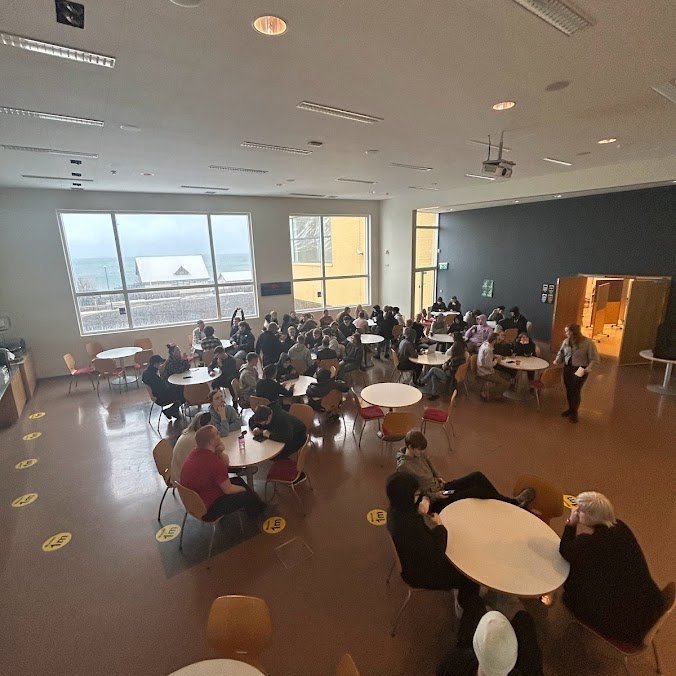 Nemendur og starfsfólk hittast á húsfundi