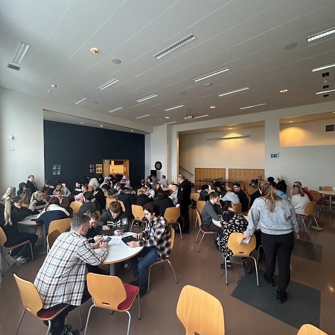 Nemendur og starfsfólk hittast á húsfundi