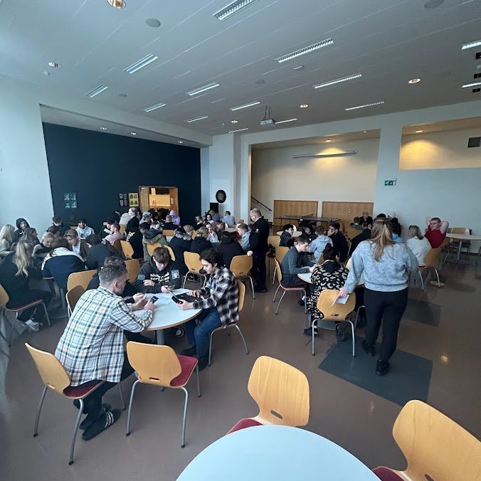 Nemendur og starfsfólk hittast á húsfundi