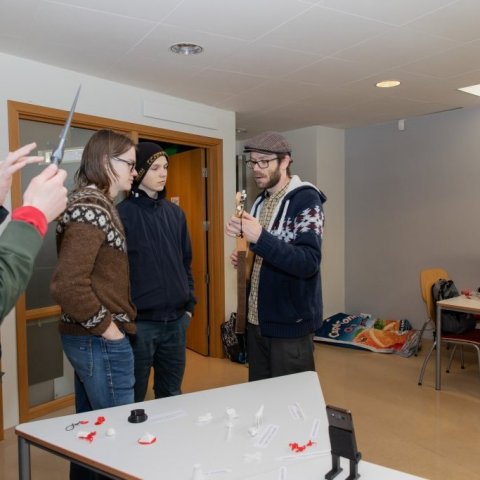 Loftur Árni Björgvinsson kennari er hér að spila fyrir gesti á gítar sem var smíðaður í skólanum.