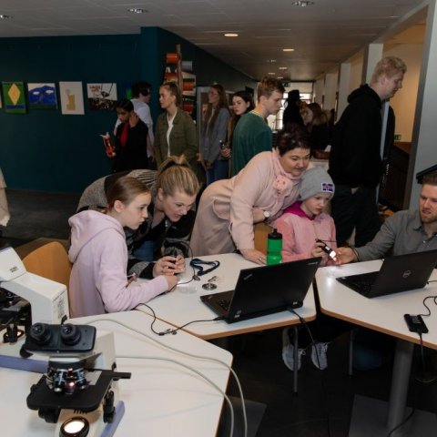 Árni Ásgeirsson er hér lengst til hægri að sýna gestum smásjánna en þetta vakti mikla lukku á sýningunni.