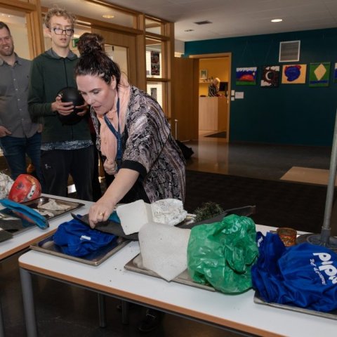 Guðrún Jóna Jósepsdóttir fjármálastjóri er hér að skoða rusl sem nemendur týndu í fjörunni við Grundarfjörð. Þar kenndi ýmissa grasa.