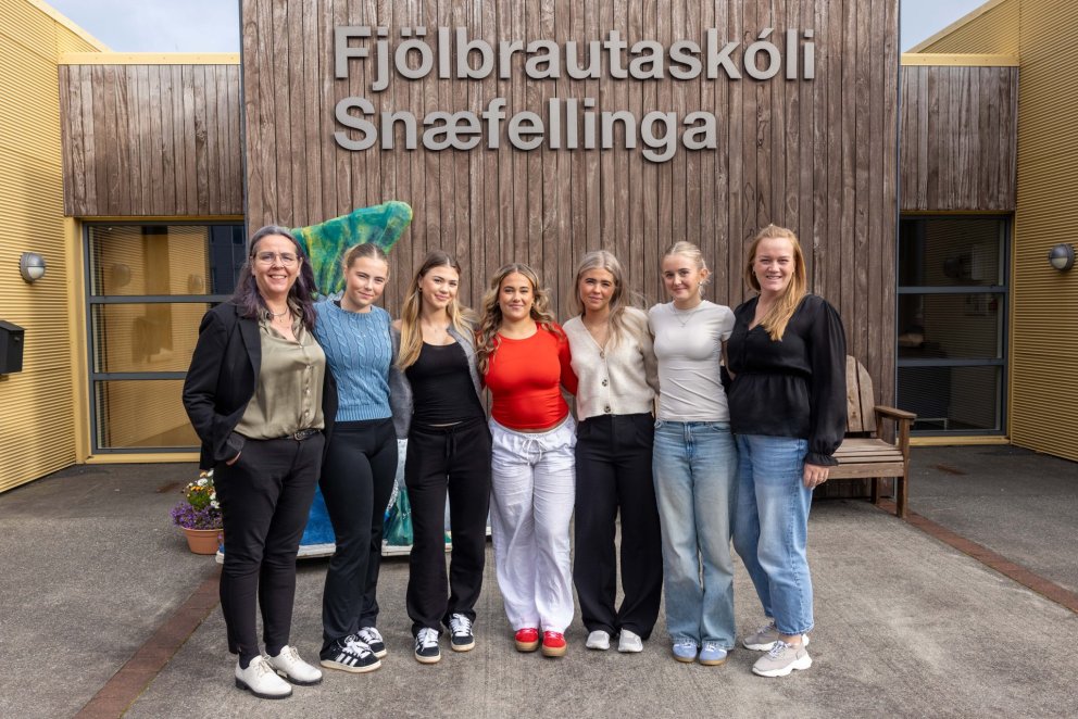 Hér eru þær ásamt skólameistara FSN, Hrafnhildi Hallvarðsdóttur og Agnesi Helgu Sigurðardóttur námsr…