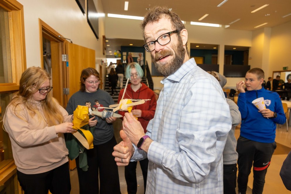 Loftur Árni Björgvinsson kennari er hér með nemendum að prófa fallvarnir fyrir
hrá egg en eggin þur…