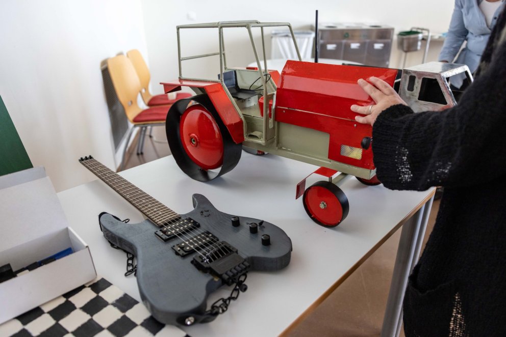 Líkan af Zetor og heimasmíðaður gítar og taflborð
myndir: Tómas Freyr Kristjánsson