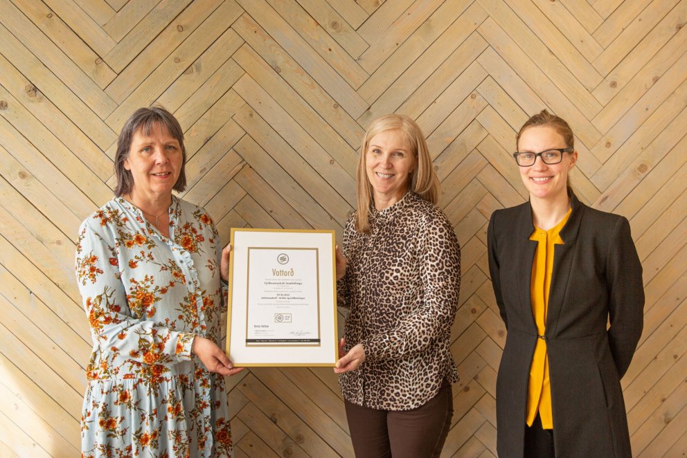 Afhending jafnlaunavottunar.  Hrafnhildur Hallvarðsdóttir skólameistari og Gná Guðjónsdóttir framkvæ…