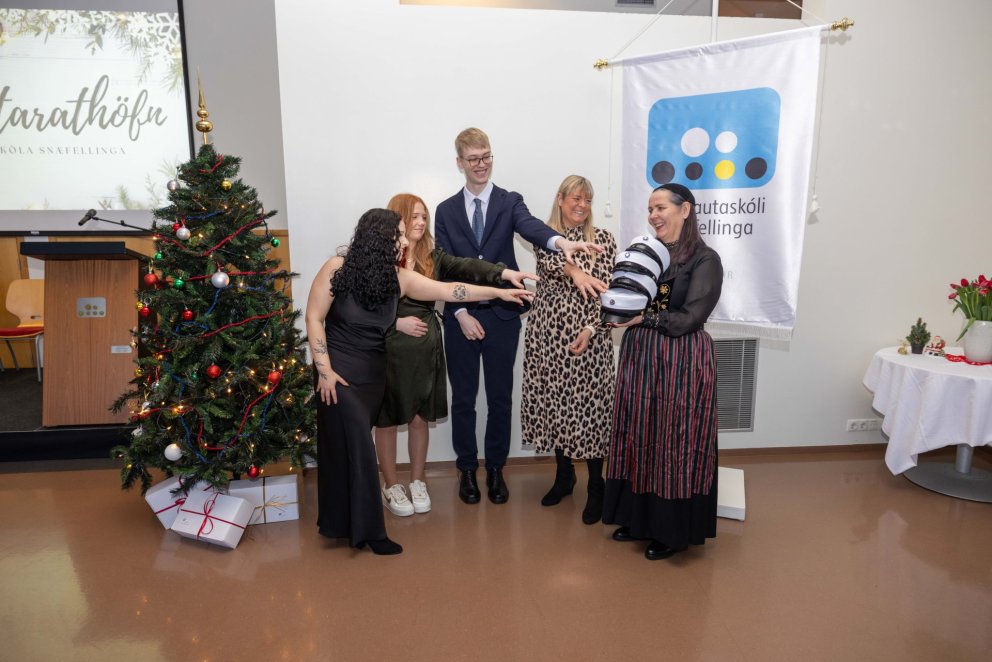 Útskrift 20.desember 2024. Útskriftarefni bíða spennt eftir því að Hrafnhildur Hallvarðsdóttir afhen…