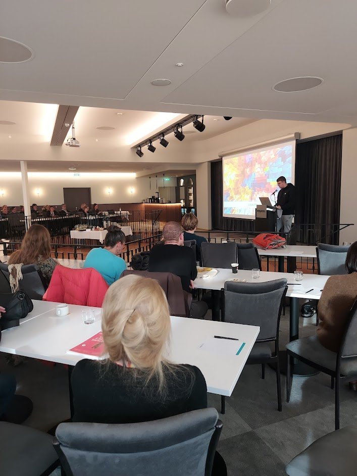 Ungt fólk og safnamenning.