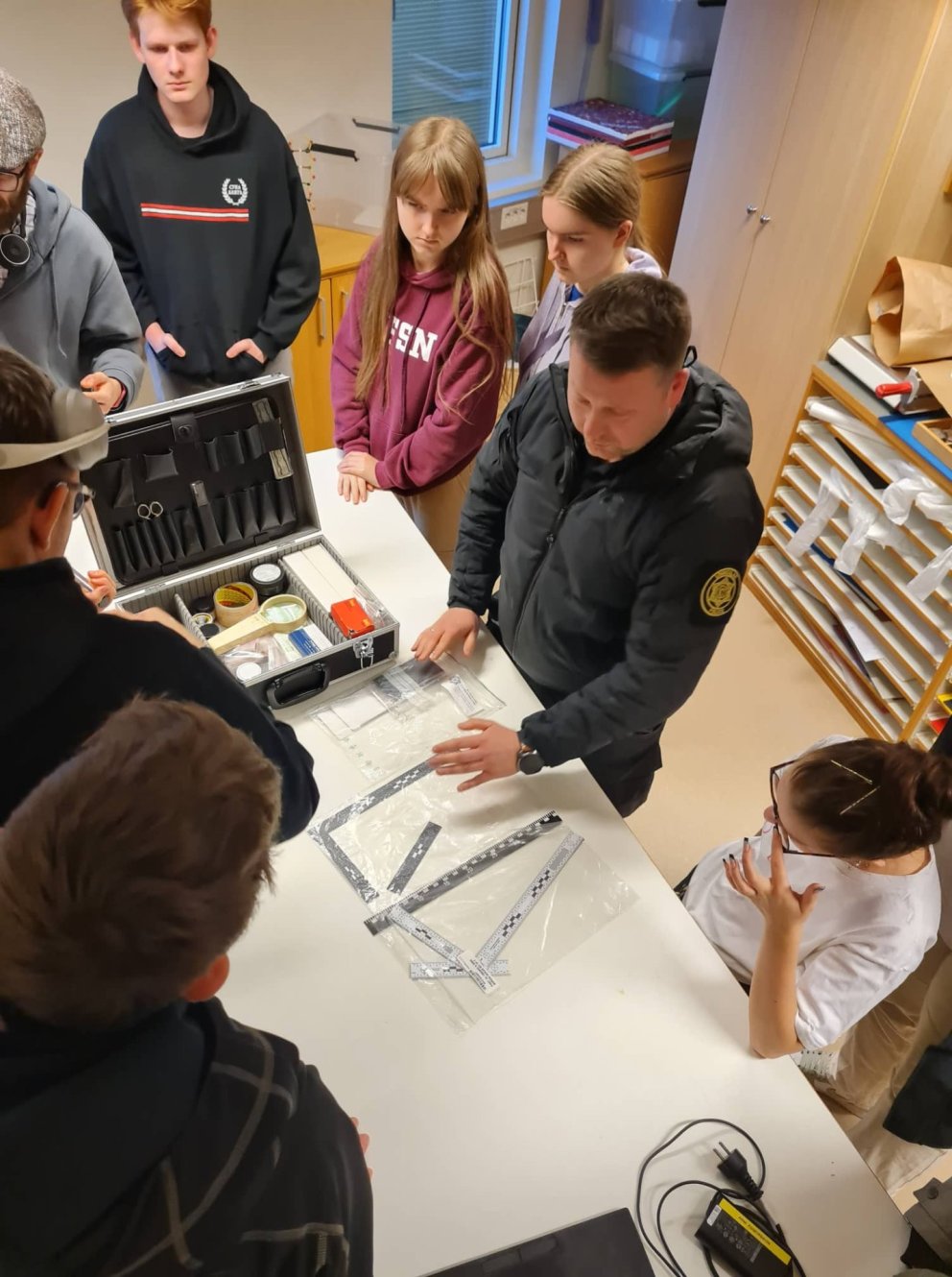 Hinrik lögreglumaður í heimsókn í sakamálaáfanganum SAKA