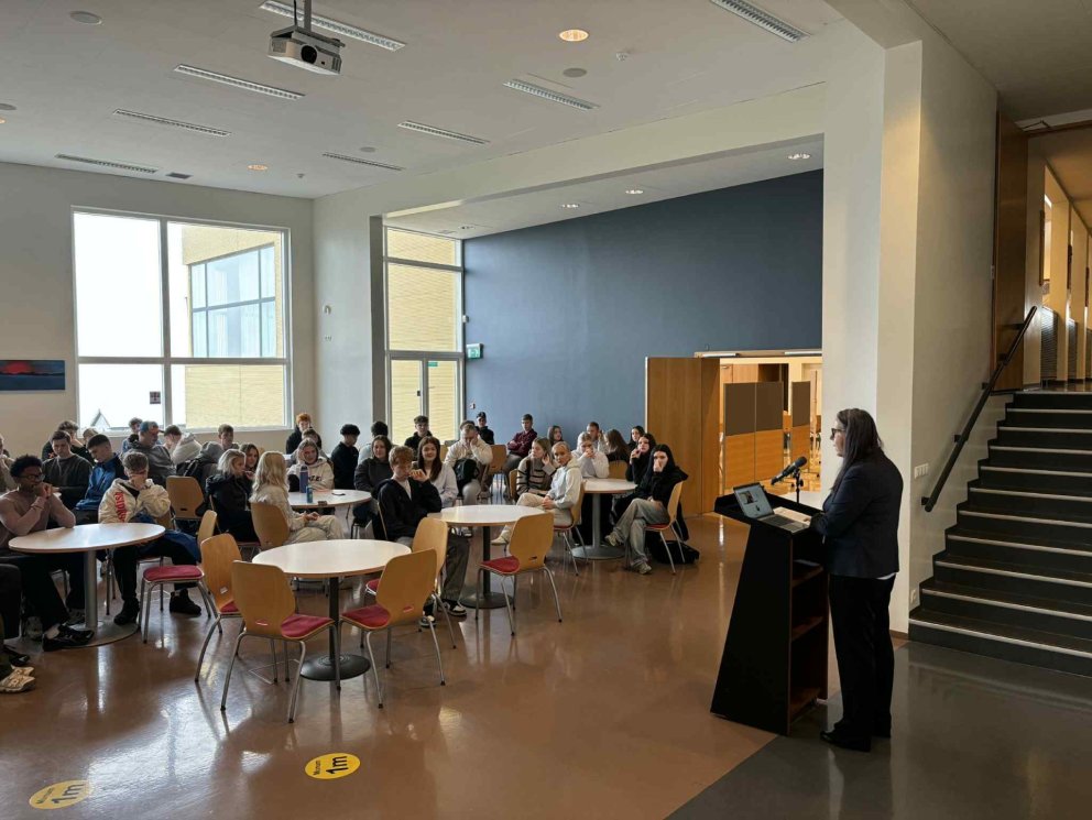 Hrafnhildur Hallvarðsdóttir skólameistari ásamt hluta af nemendum.