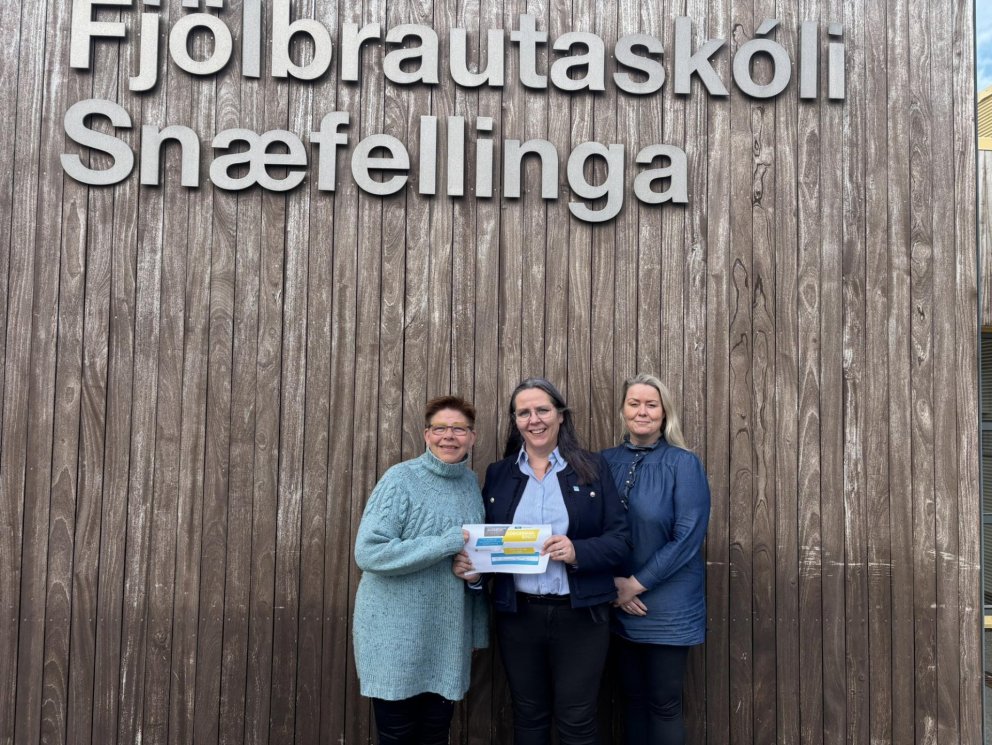 Á myndinni má sjá skólameistara FSN, Hrafnhildi Hallvarðsdóttur afhenda Mjöll Guðjónsdóttur og Sigrí…