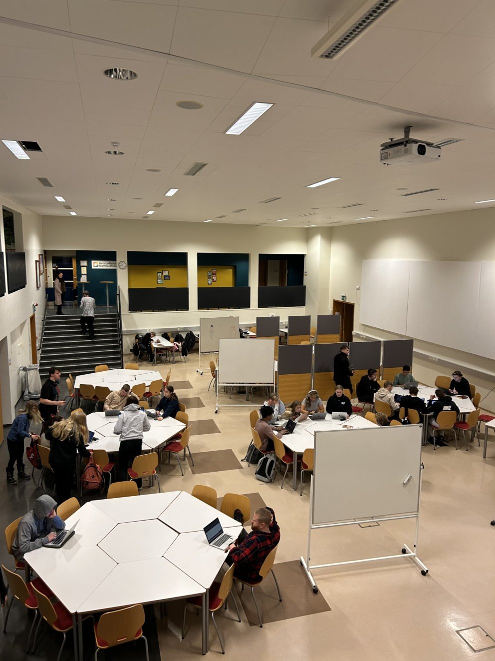 Vinnustöð í stóra salnum. Nemendur vinna sín verkefni og geta leitað til kennara eftir aðstoð.