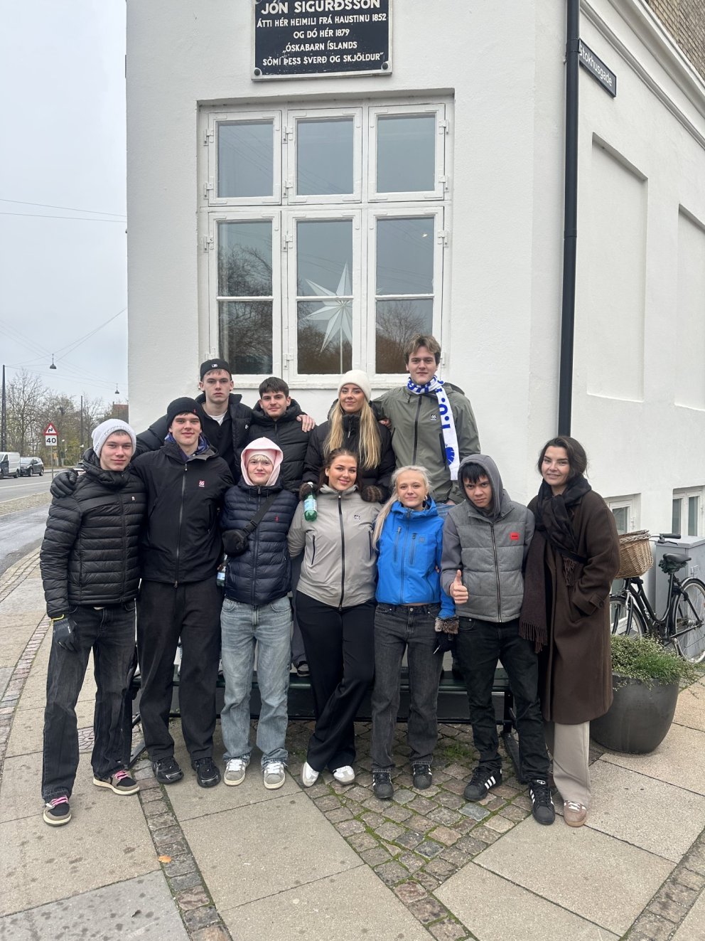 Tinna Ólafsdóttir og nemendur í dönskuáfanga í FSN fyrir utan Jónshús í Kaupmannahöfn