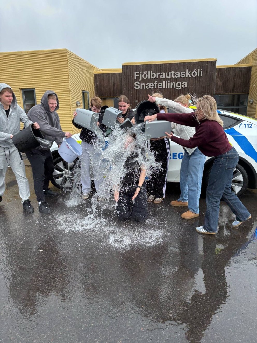 Nemendur FSN að hella yfir Rebekku Heimisdóttir sem er í lögreglu Vesturlands.
Mynd: GJJ