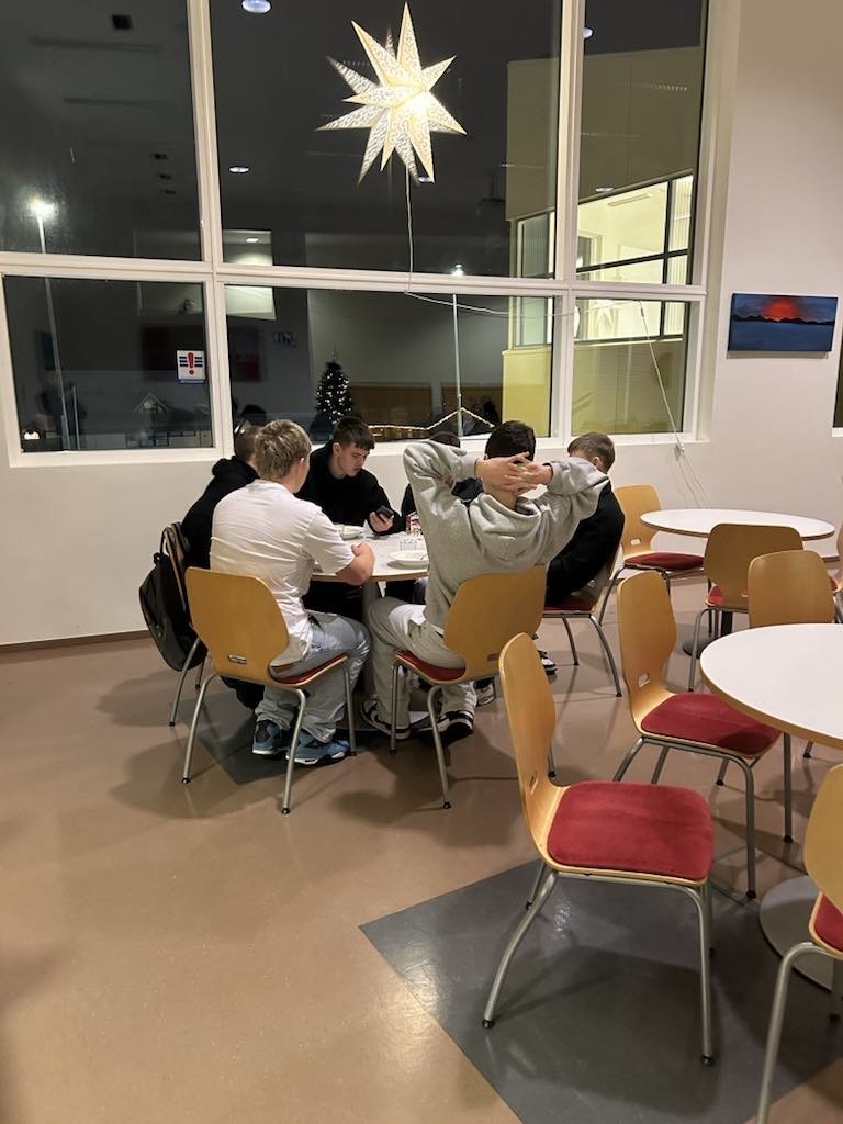 Fyrsti skóladagur á vorönn 2025. Nemendur fá sér hafragraut í mötuneytinu en hafragrauturinn er í bo…