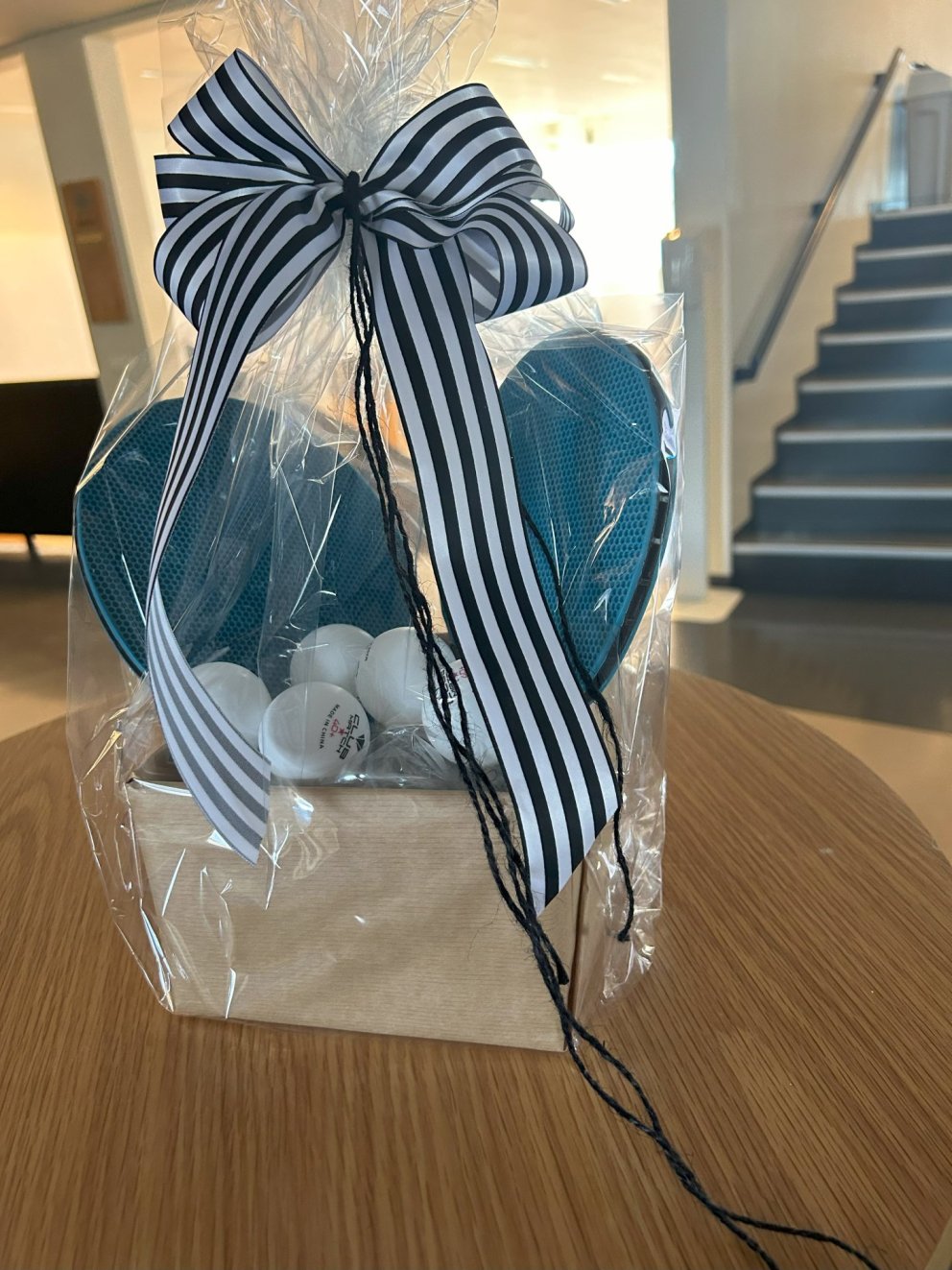 Eyja- og Miklaholtshreppur gaf nemendum borðtennisborð, spaða og kúlur í tilefni 20 ára afmælis skól…