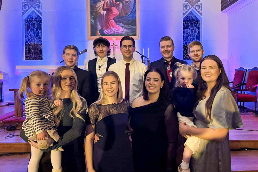 Hljómsveitin ásamt sönghópnum Mæk. Efri röð f.v. Trausti Leó Gunnarsson gítarleikari, Jón G. Breiðfj…