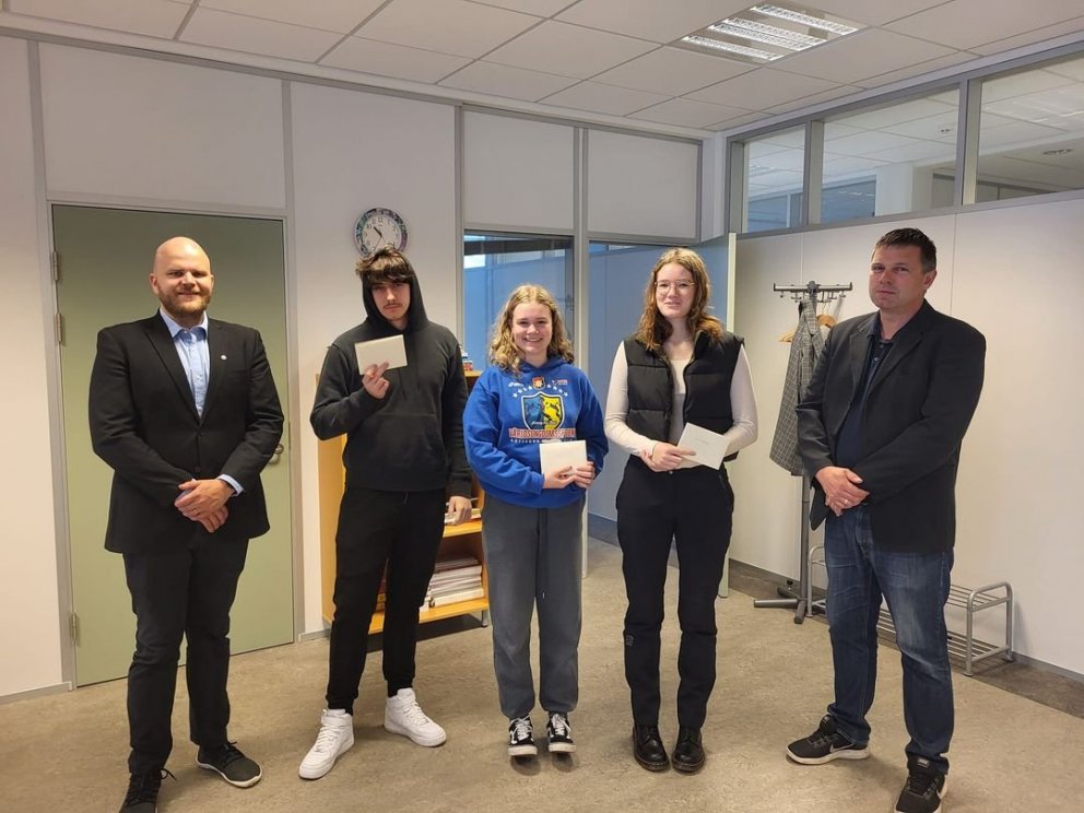 Lionsklúbbur Patreksfjarðar færir nemendafélaginu gjöf.