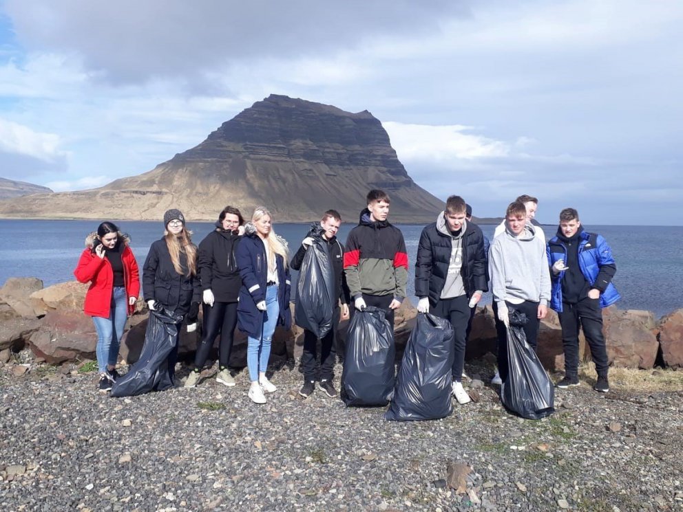 Nemendur í fjörunni við Torfabót