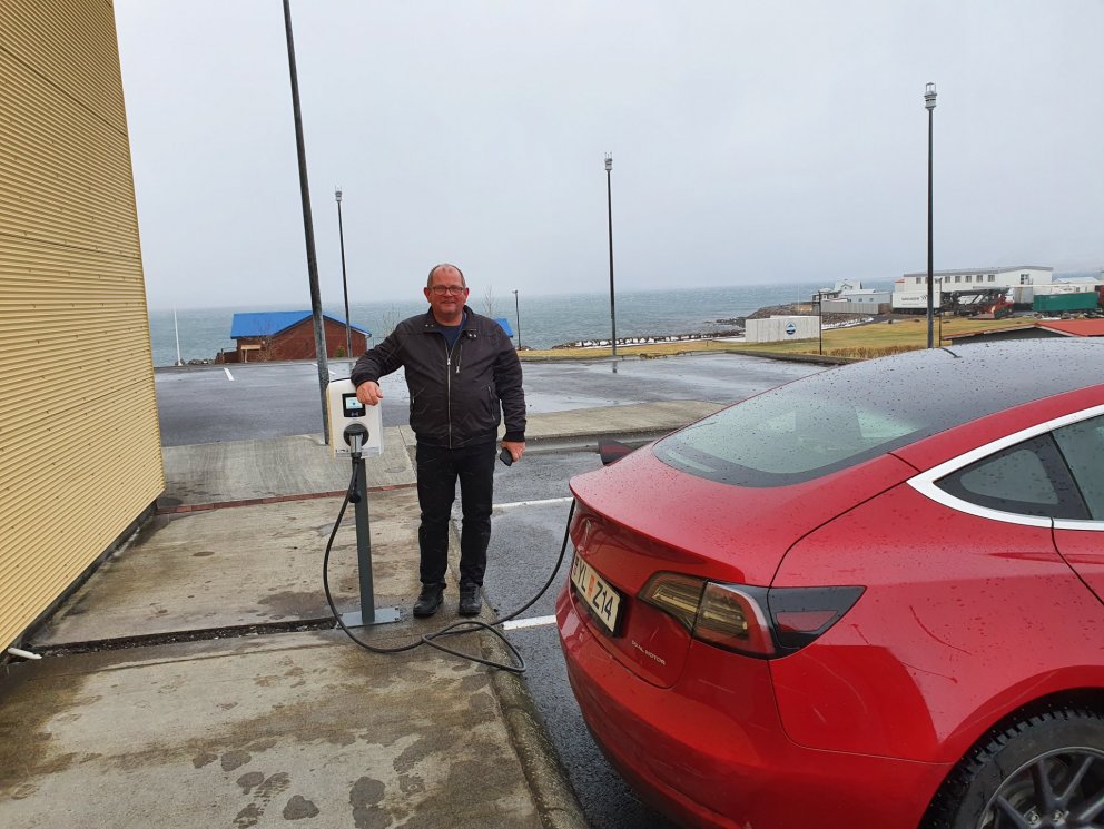 Ólafur Tryggvason umsjónamaður fasteigna er hér við nýju hleðslustöðina.