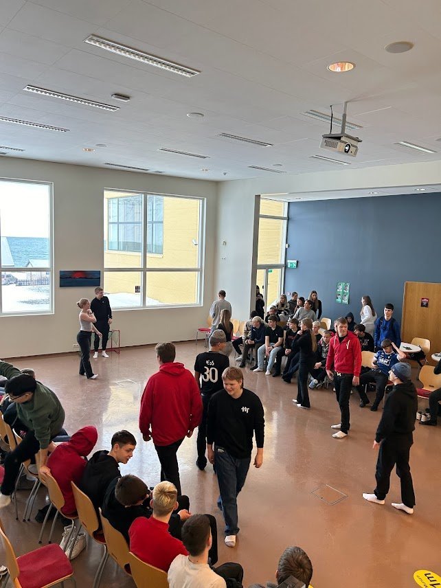 Nemendur i 10,bekkjum á Nesinu spila sokkabolta við nemendur í FSN