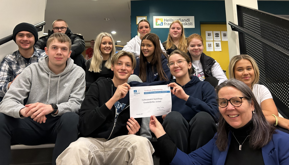 Nemendur með UNESCO-skírteinið ásamt Hrafnhildi skólameistara