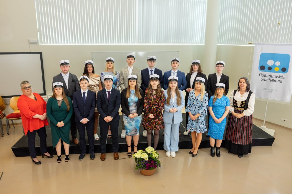 19 nemendur voru útskrifaðir frá Fjölbrautaskóla Snæfellinga 26.maí. Hér er hópurinn ásamt Hrafnhild&hellip;