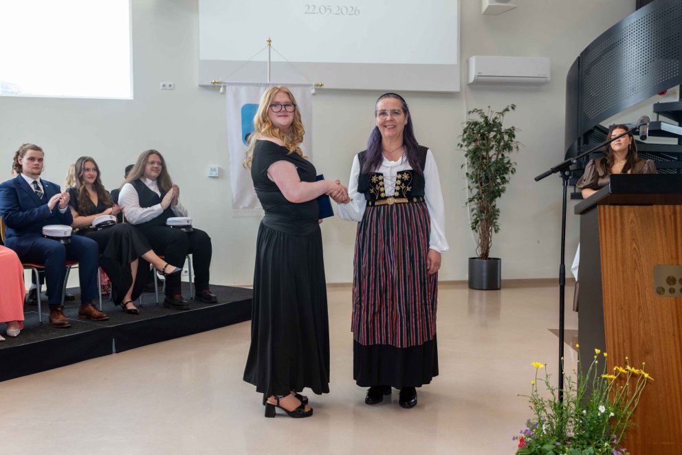 Alma Dís Kjartansdóttir tekur við útskriftarskírteini 
frá Hrafnhildi Hallvarðsdóttur skólameistara&hellip;