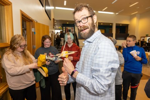 Loftur Árni Björgvinsson kennari er hér með nemendum að prófa fallvarnir fyrir
hrá egg en eggin þur…