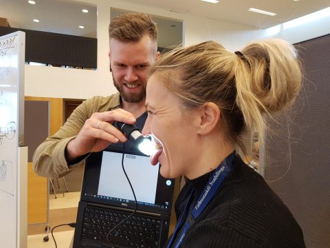 Árni Ásgeirsson og Freydís Bjarnadóttir prufa smásjána