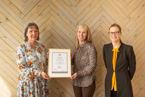 Afhending jafnlaunavottunar.  Hrafnhildur Hallvarðsdóttir skólameistari og Gná Guðjónsdóttir framkvæ…