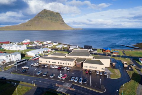 Fjölbrautaskóli Snæfellinga í Grundarfirði með Kirkjufellið í bakgrunni.