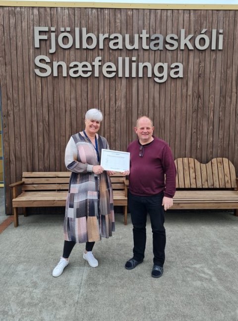 Lilja Magnúsdóttir skólafulltrúi og Ólafur Tryggvason umsjónamaður fasteigna sem eru í Grænum skrefu…