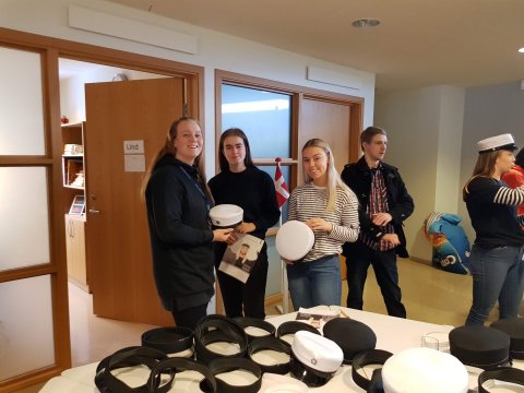 Stúdentsefni máta stúdentshúfur