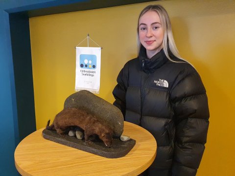 Á myndinni má sjá Lydíu Rós Unnsteinsdóttur ásamt minknum Jósefínu, sem hún stoppaði upp í sínu loka…