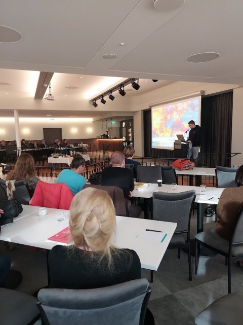 Ungt fólk og safnamenning.