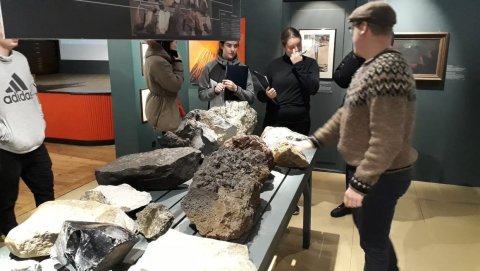 Nemendur í jarðfræðiáfanga heimsækja Eldfjallasafnið í Stykkishólmi