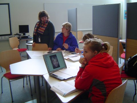 Skóladagur í janúar 2005, þarna er Una Ýr að kenna stærðfræði og nemandinn er Lilja Magnúsdóttir sem…