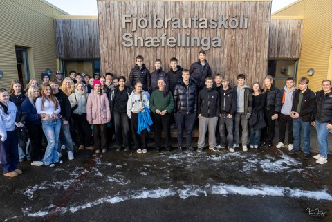 Á myndinni má sjá hluta þeirra nemenda sem tóku þátt í Framhaldsskólaherminum ásamt Agnesi Helgu nám&hellip;