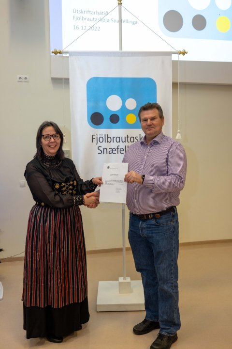 Hrafnhildur Hallvarðsdóttir skólameistari tekur við gjafbréfi frá Sumarliða Ásgeirssyni Lionsmanni í…