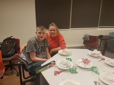 Undirbúningur grímugerðar. Hörður og Sirrý.