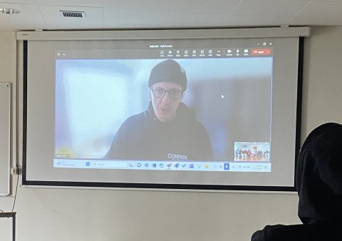 Guðlaugur Gunnarson með fyrirlestur um hljóðhönnun fyrir tölvuleiki fyrir nemendur Gunnlaugs Smáraso…