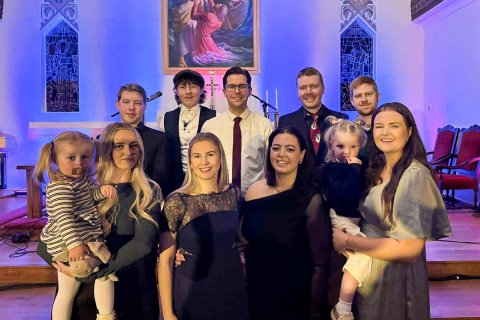 Hljómsveitin ásamt sönghópnum Mæk. Efri röð f.v. Trausti Leó Gunnarsson gítarleikari, Jón G. Breiðfj…