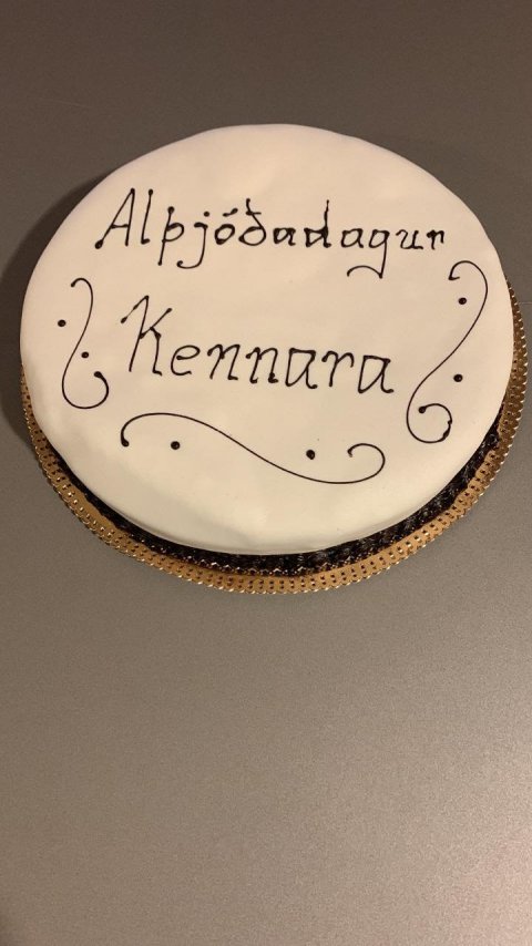 Erna Guðmundsdóttir formaður kennarafélags FSN kom færandi hendi.