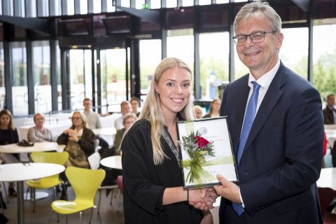 Samra Begic tekur við afreks- og hvatningarstyrk frá rektor Háskóla Íslands