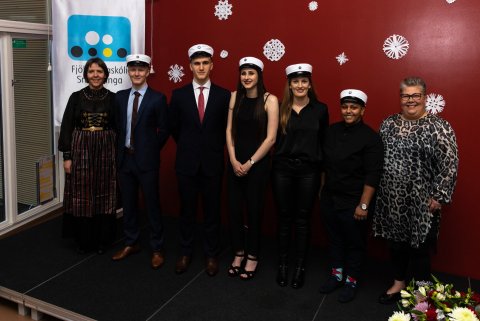 Hrafnhildur Hallvarðsdóttir skólameistari og Sólrún Guðjónsdóttir aðstoðarskólameistari með nýstúden…